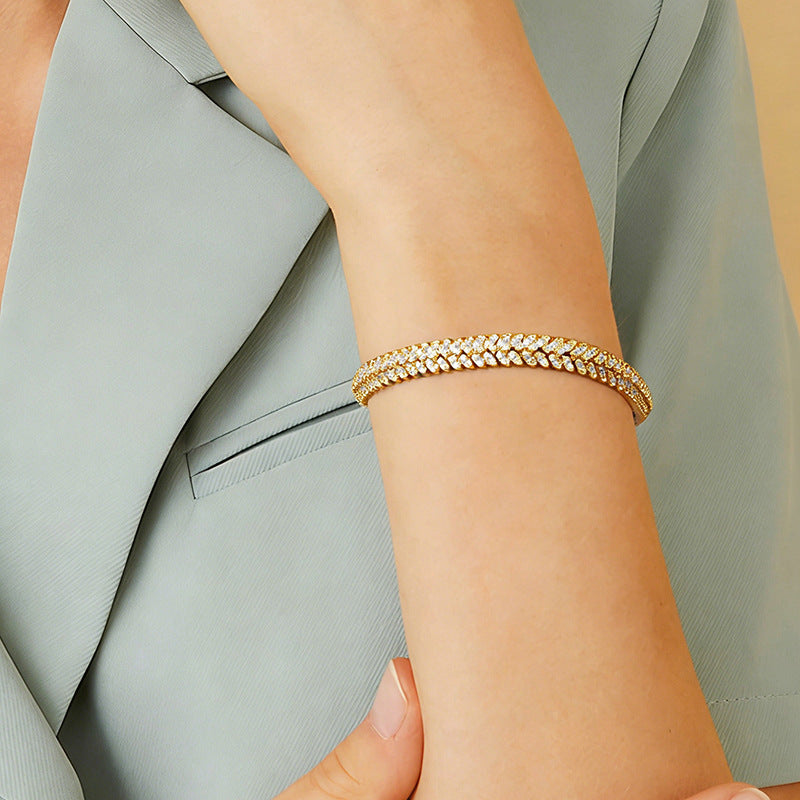 Modisches Armband mit Zirkonia-Steinen