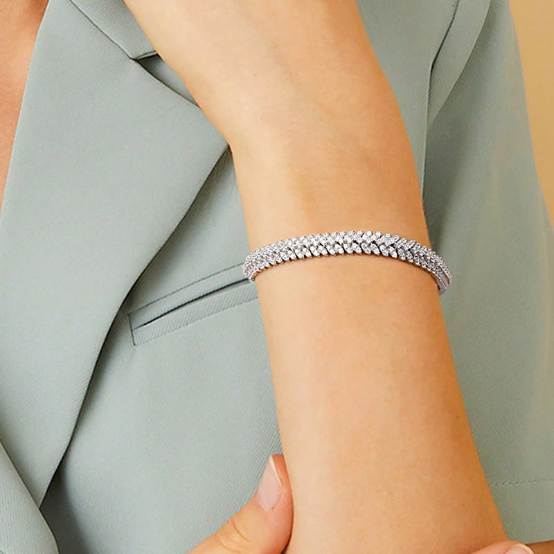 Modisches Armband mit Zirkonia-Steinen